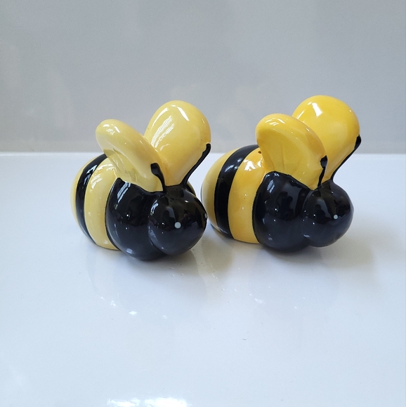 Other - CUTE Ceramic Bumble Bee Salt and Pepper Shaker Set